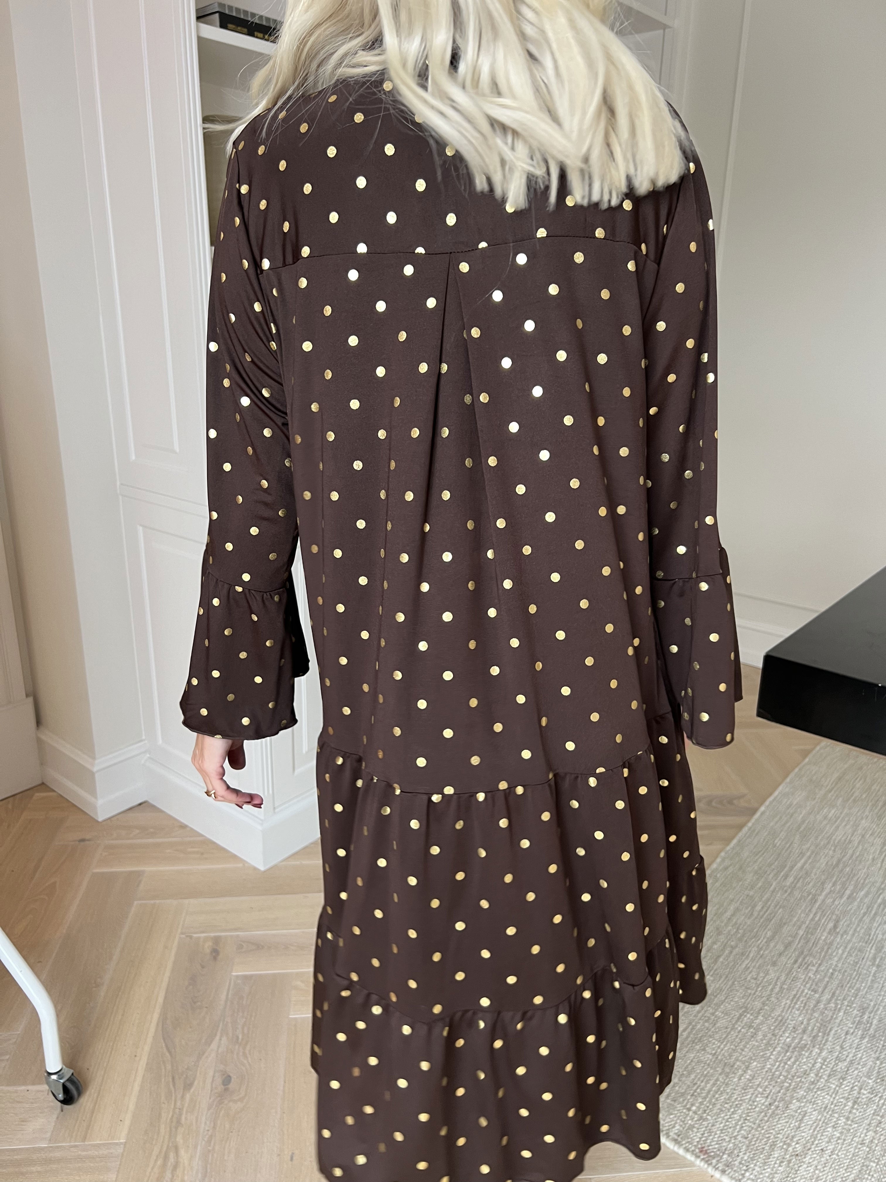 Milania Dot - Elastisk kjole med guld prikker og flæselag